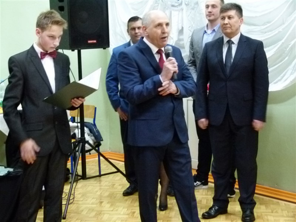 Gimnazjaliści z ZSLG bawią się na balu