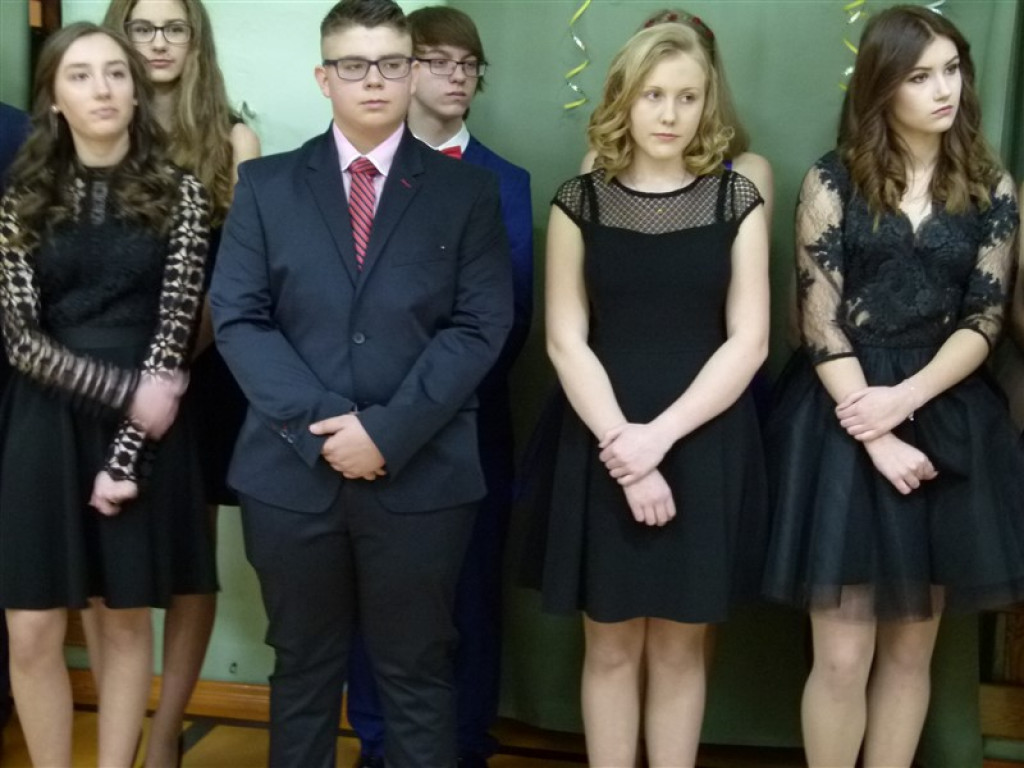 Gimnazjaliści z ZSLG bawią się na balu
