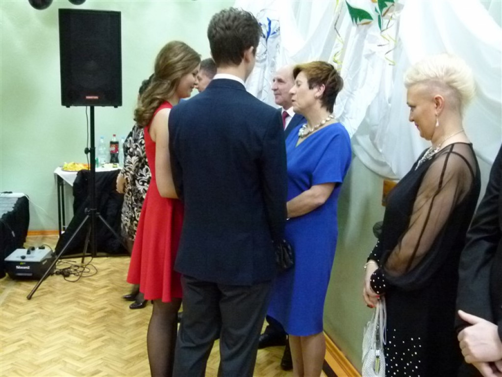 Gimnazjaliści z ZSLG bawią się na balu