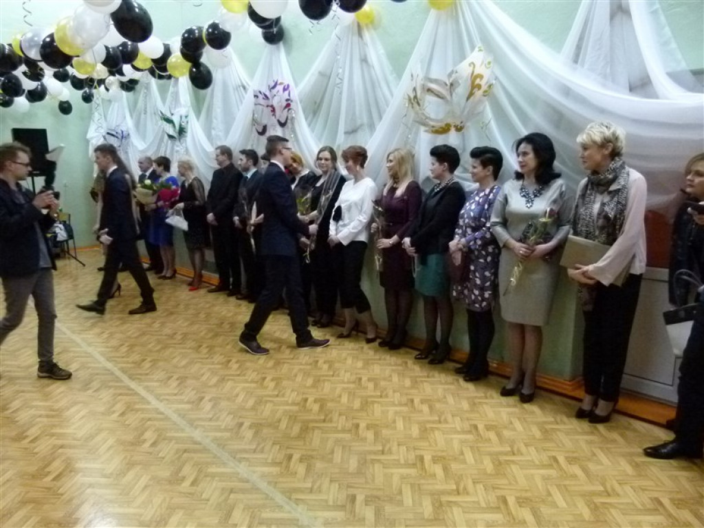 Gimnazjaliści z ZSLG bawią się na balu