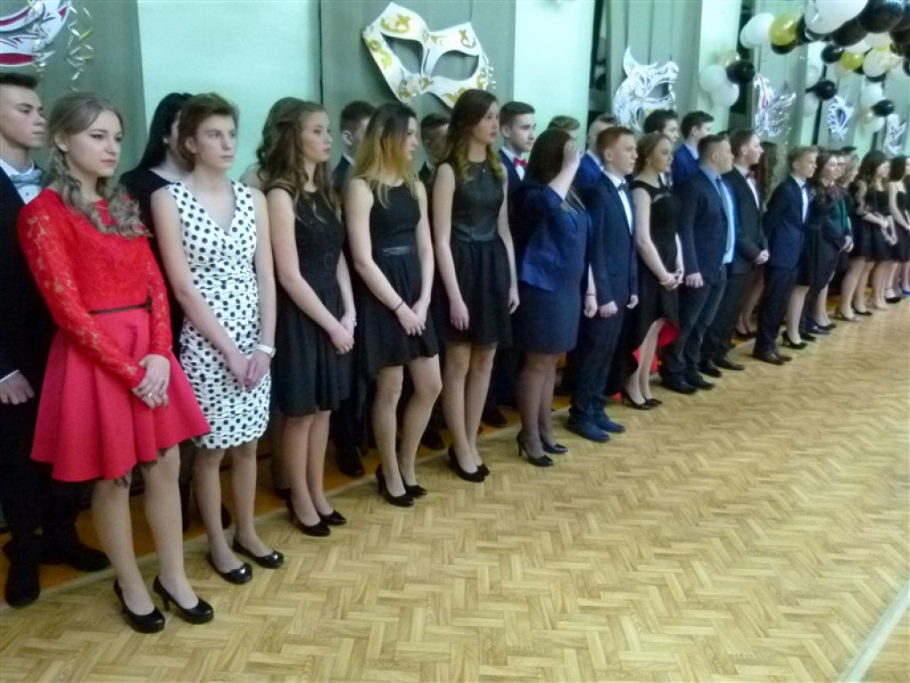 Gimnazjaliści z ZSLG bawią się na balu