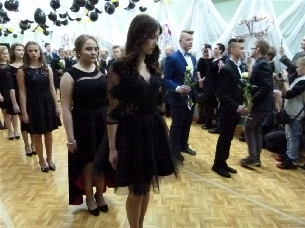 Gimnazjaliści z ZSLG bawią się na balu