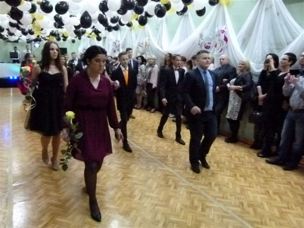 Gimnazjaliści z ZSLG bawią się na balu
