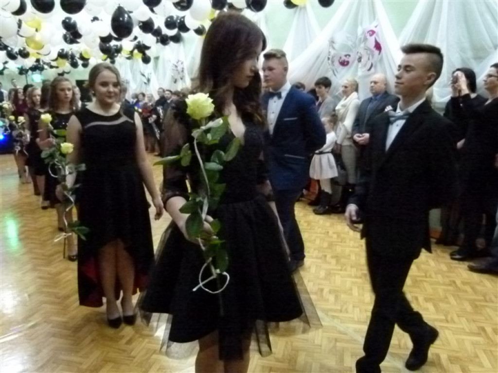Gimnazjaliści z ZSLG bawią się na balu