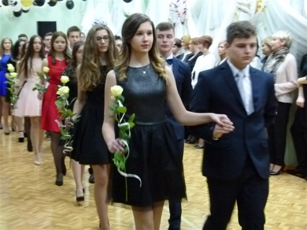 Gimnazjaliści z ZSLG bawią się na balu