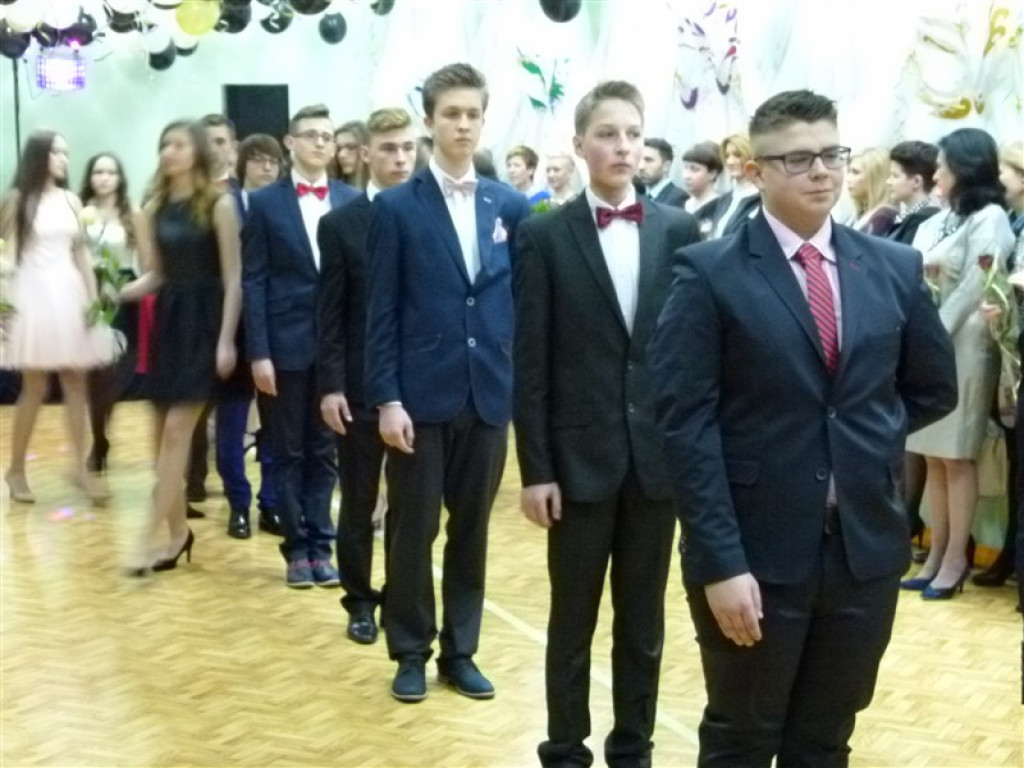 Gimnazjaliści z ZSLG bawią się na balu