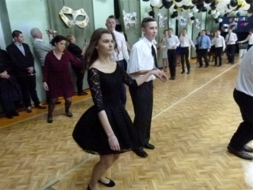 Gimnazjaliści z ZSLG bawią się na balu