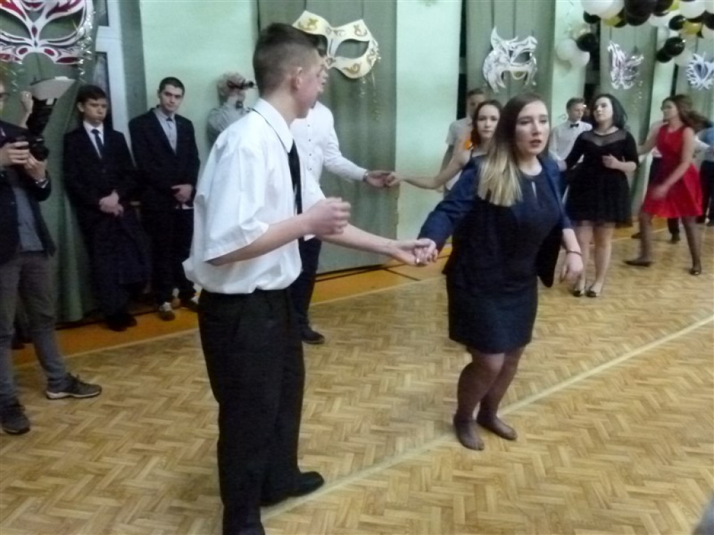 Gimnazjaliści z ZSLG bawią się na balu