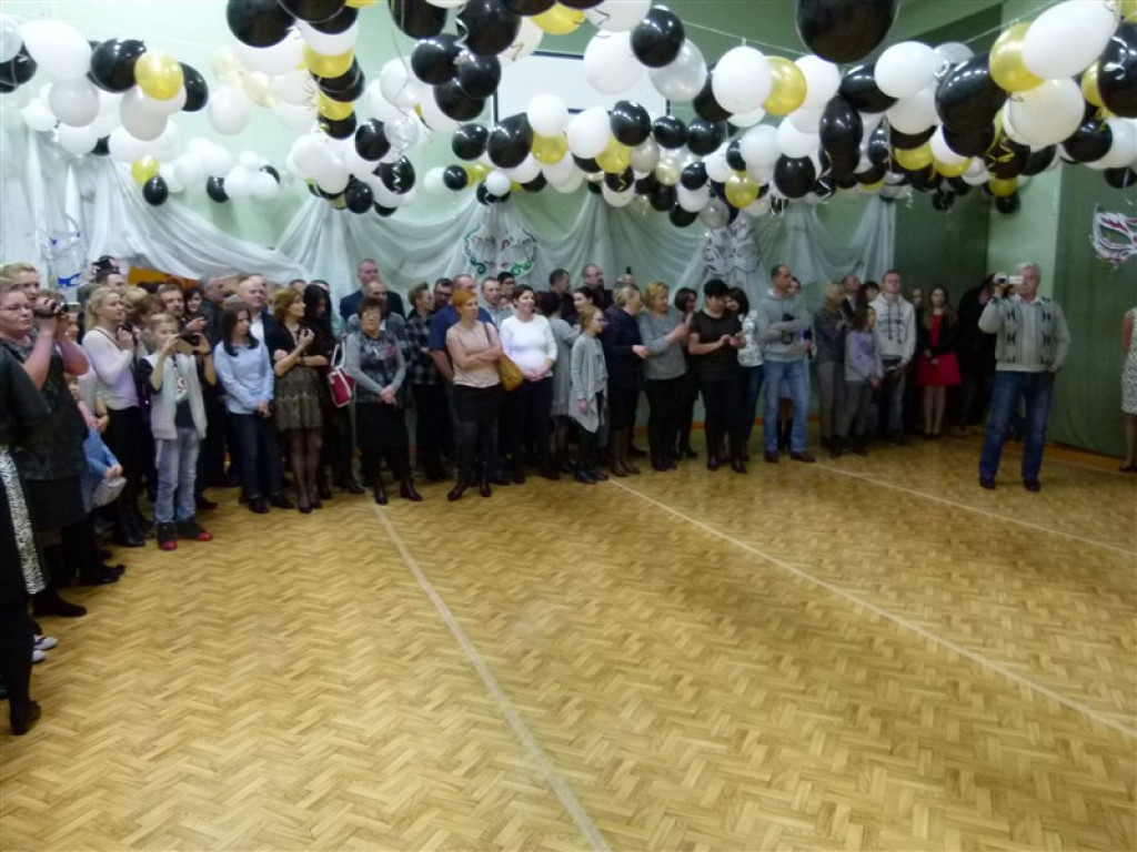 Gimnazjaliści z ZSLG bawią się na balu