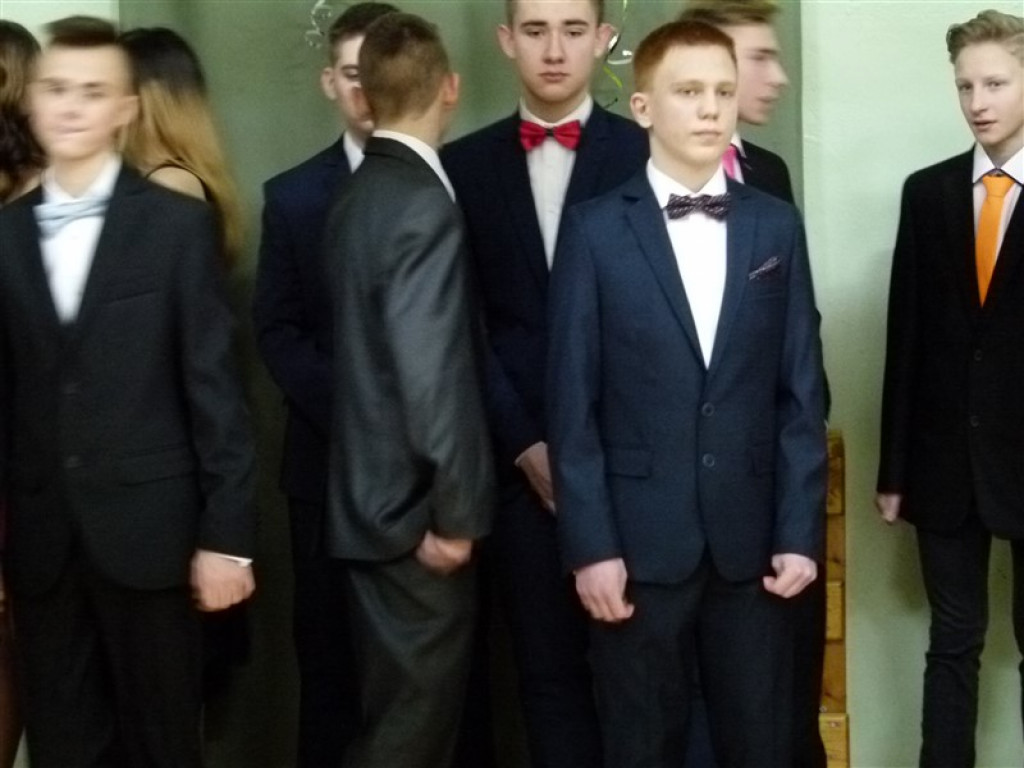 Gimnazjaliści z ZSLG bawią się na balu