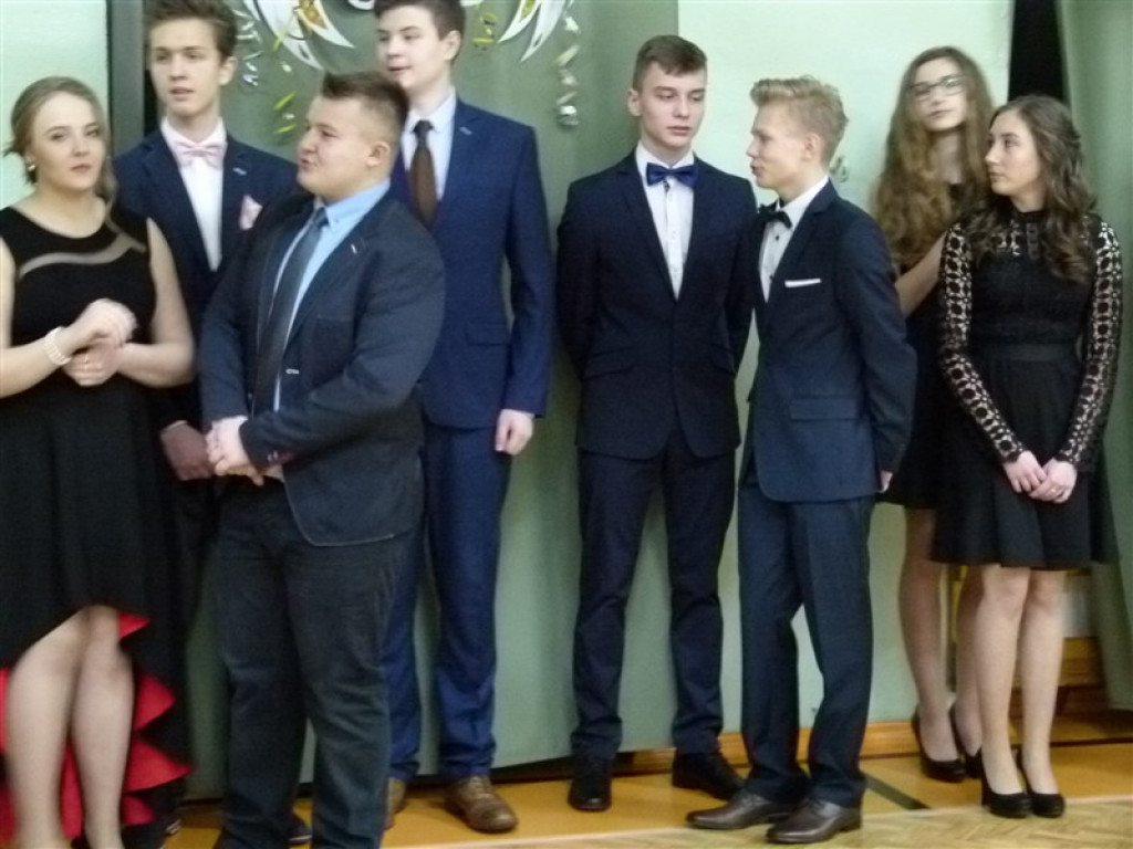Gimnazjaliści z ZSLG bawią się na balu
