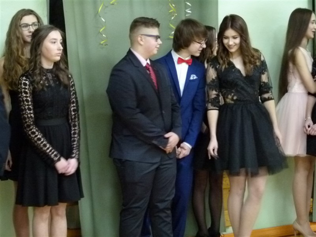 Gimnazjaliści z ZSLG bawią się na balu