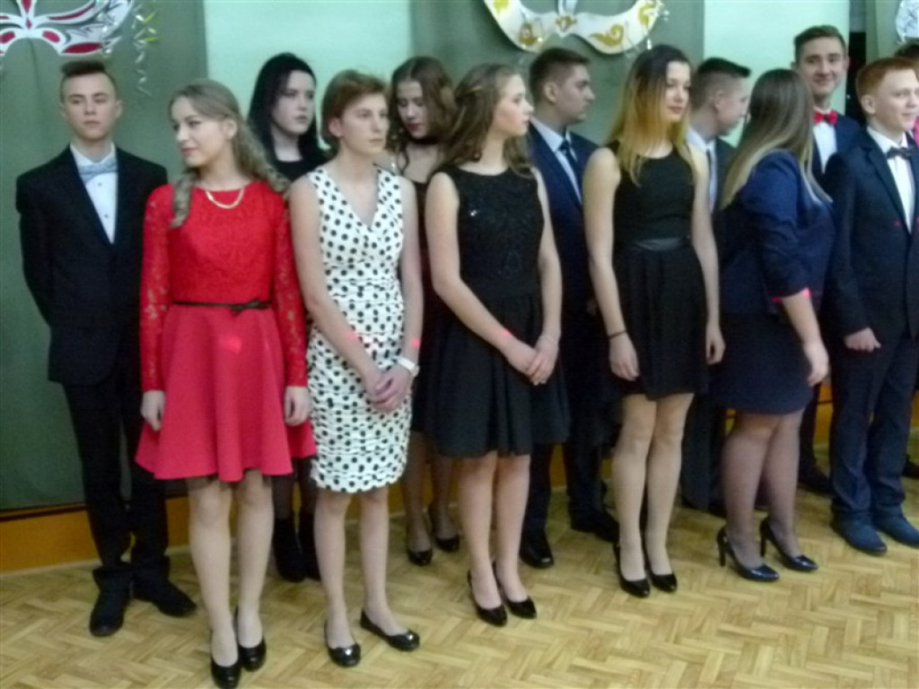 Gimnazjaliści z ZSLG bawią się na balu