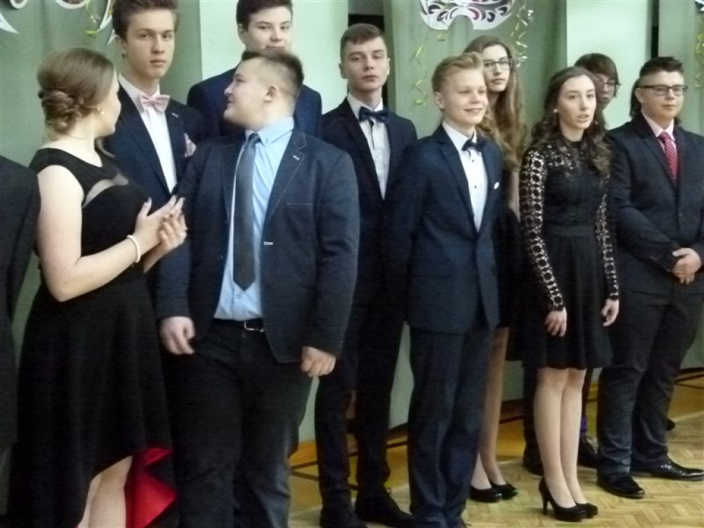 Gimnazjaliści z ZSLG bawią się na balu