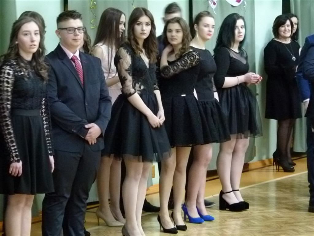 Gimnazjaliści z ZSLG bawią się na balu