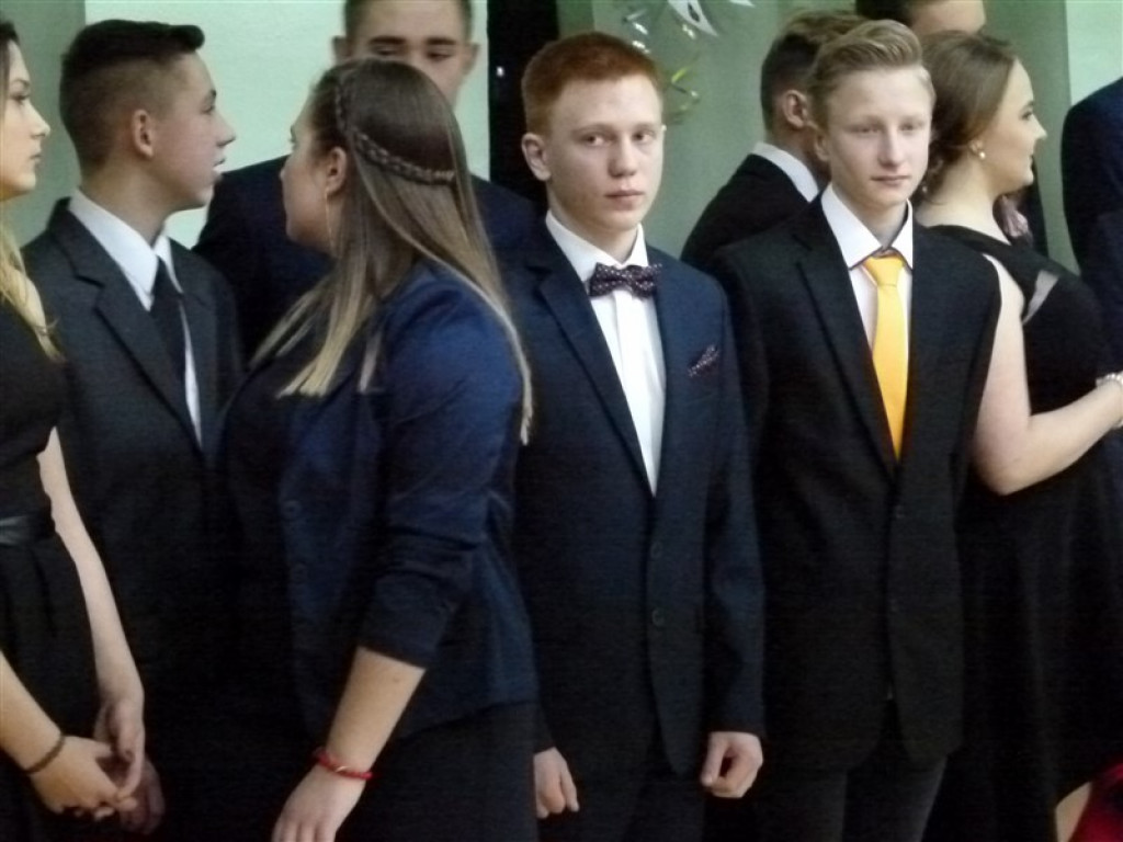 Gimnazjaliści z ZSLG bawią się na balu