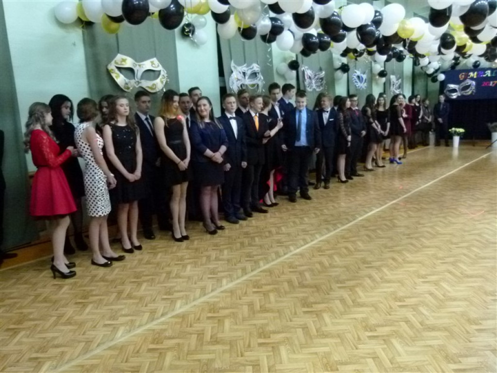 Gimnazjaliści z ZSLG bawią się na balu