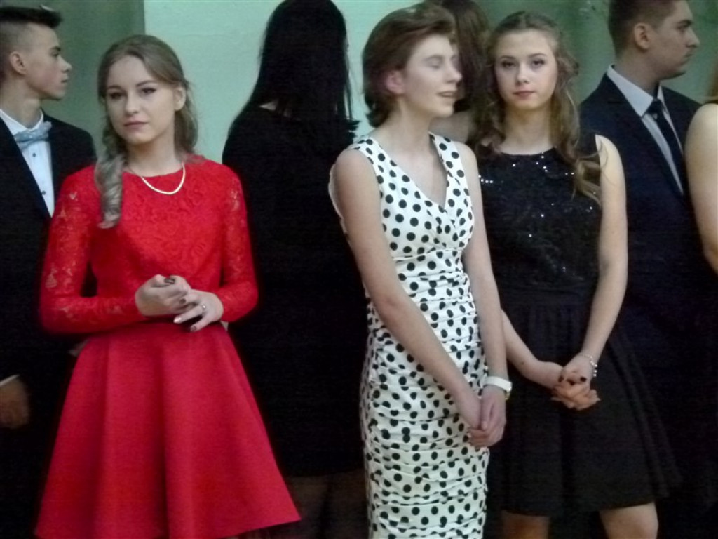 Gimnazjaliści z ZSLG bawią się na balu