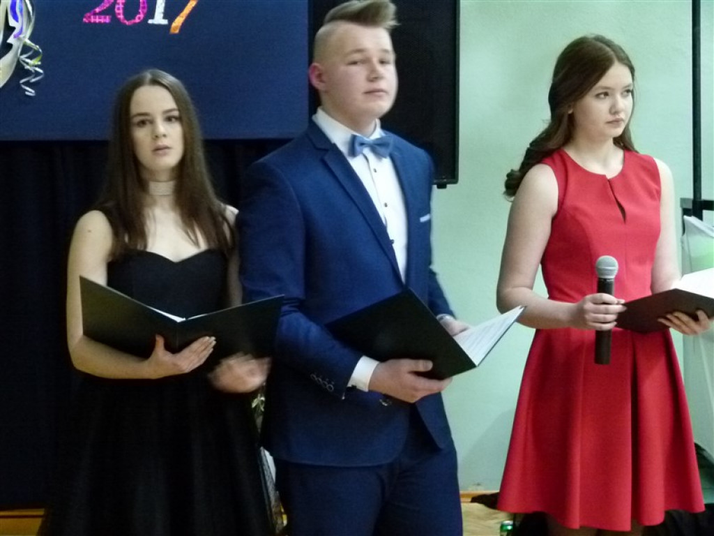 Gimnazjaliści z ZSLG bawią się na balu