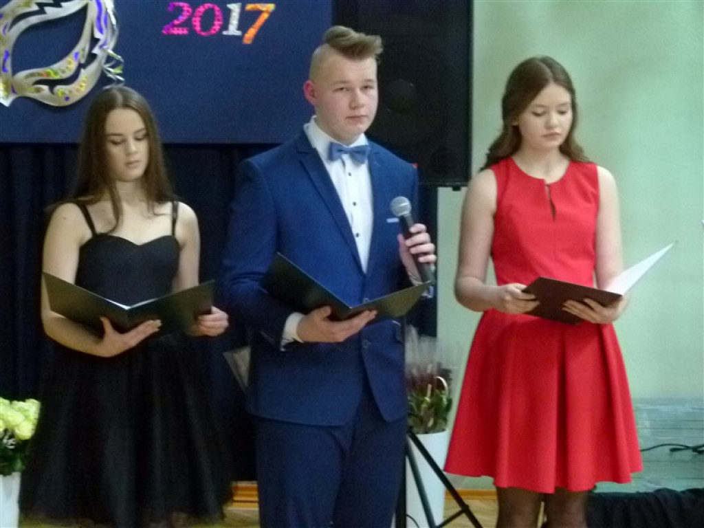 Gimnazjaliści z ZSLG bawią się na balu