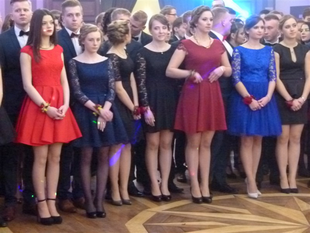Maturzyści z ZSP 2 bawią się na studniówce