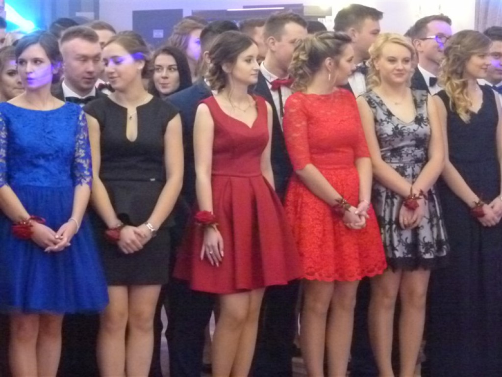 Maturzyści z ZSP 2 bawią się na studniówce