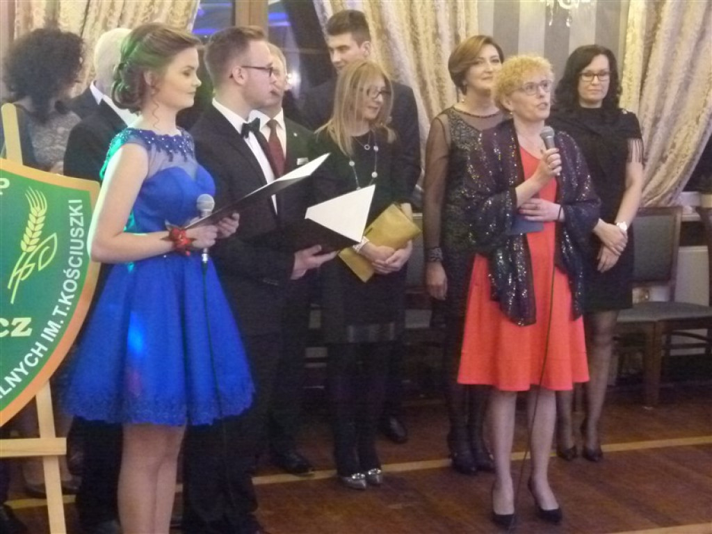 Maturzyści z ZSP 2 bawią się na studniówce
