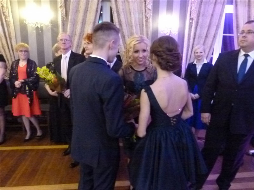 Maturzyści z ZSP 2 bawią się na studniówce