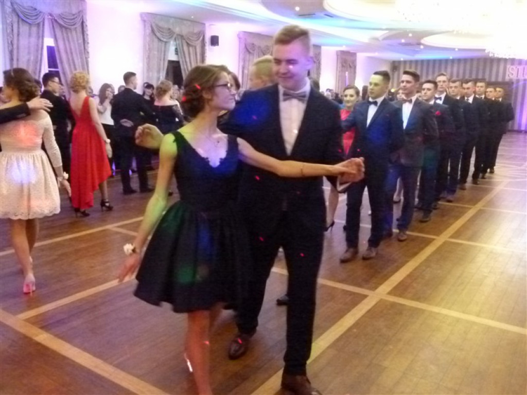 Maturzyści z ZSP 2 bawią się na studniówce