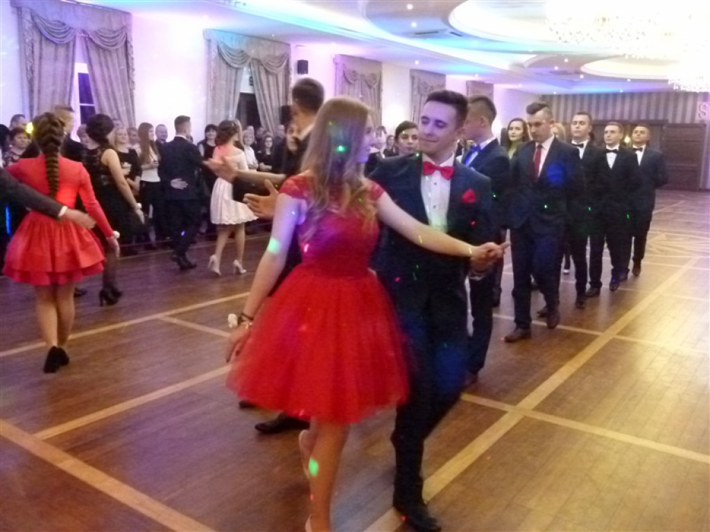 Maturzyści z ZSP 2 bawią się na studniówce
