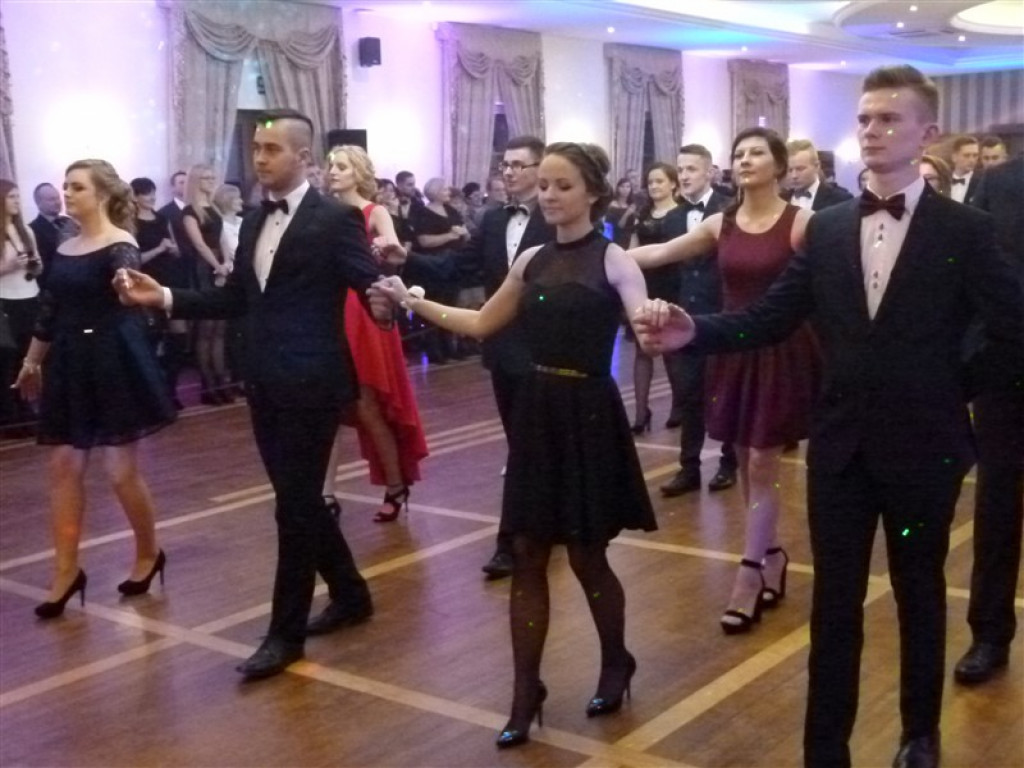 Maturzyści z ZSP 2 bawią się na studniówce