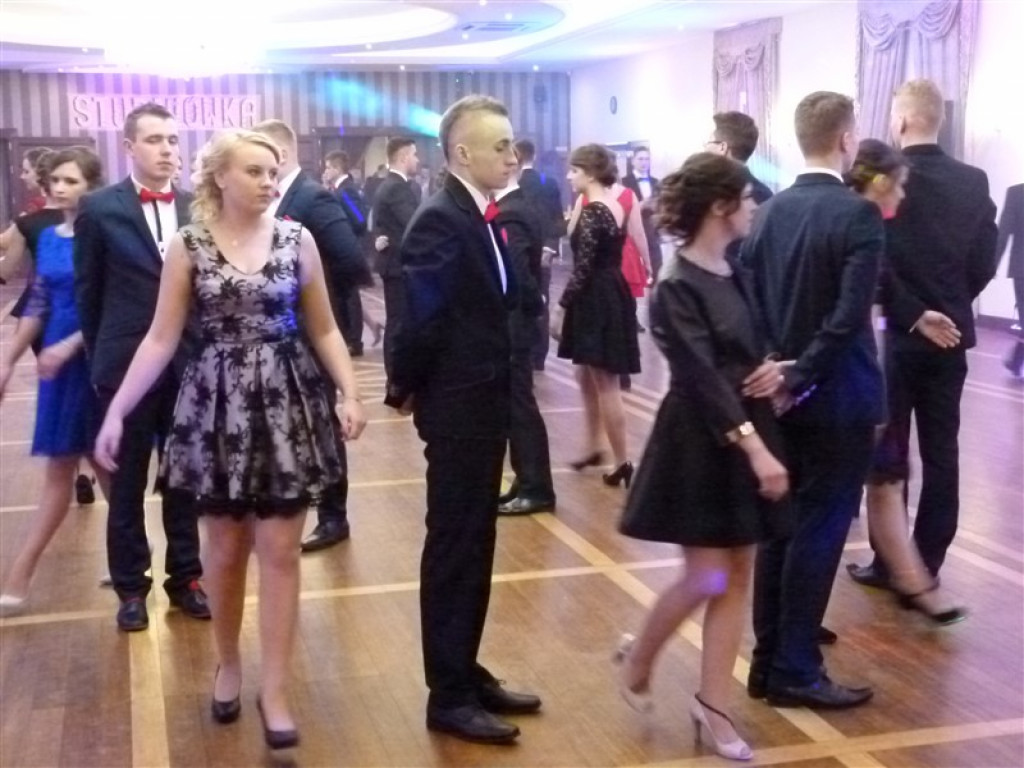 Maturzyści z ZSP 2 bawią się na studniówce