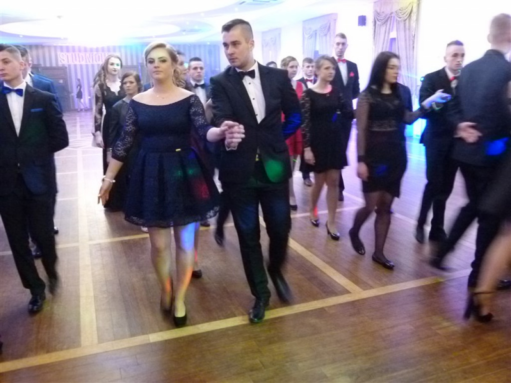 Maturzyści z ZSP 2 bawią się na studniówce