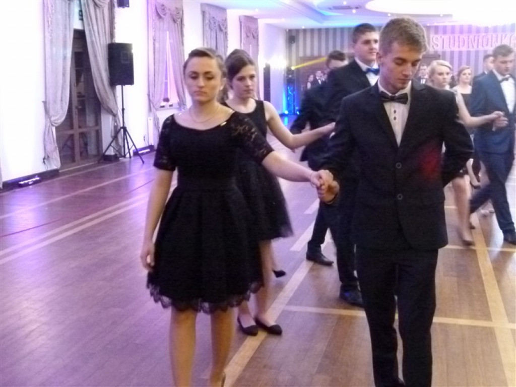 Maturzyści z ZSP 2 bawią się na studniówce