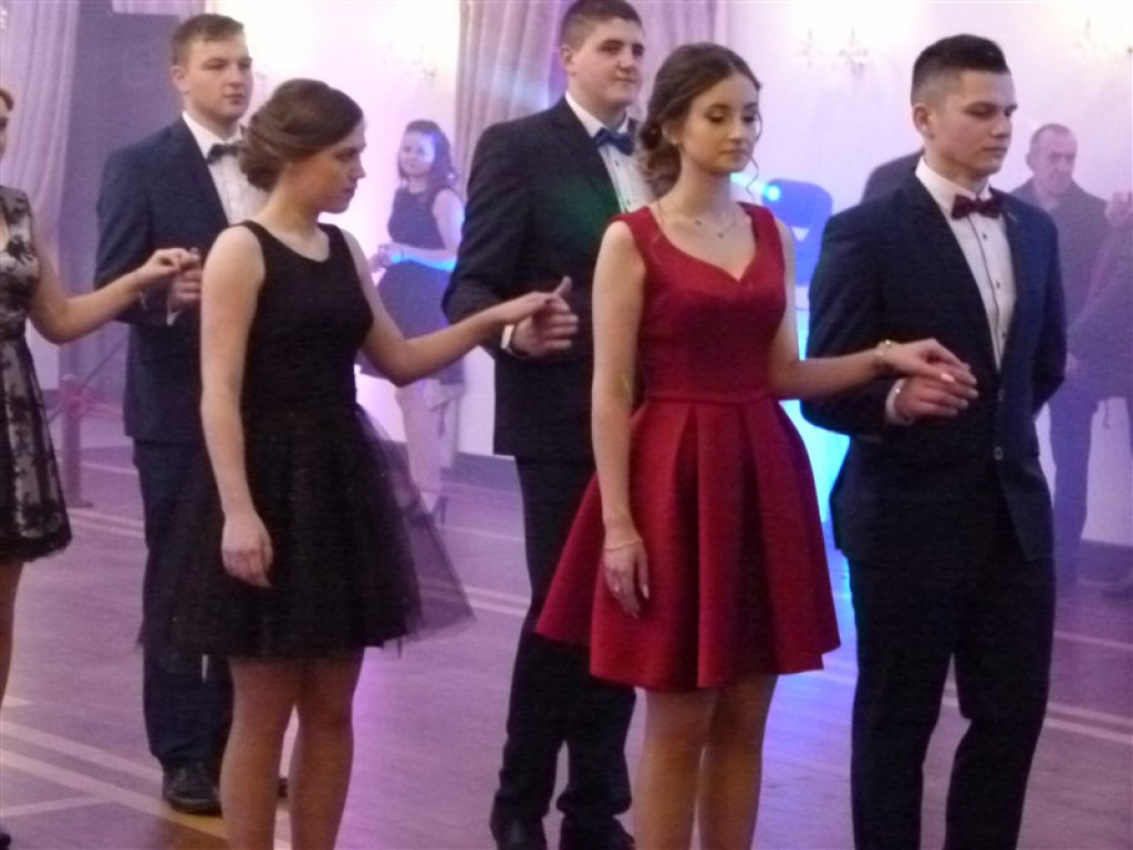 Maturzyści z ZSP 2 bawią się na studniówce