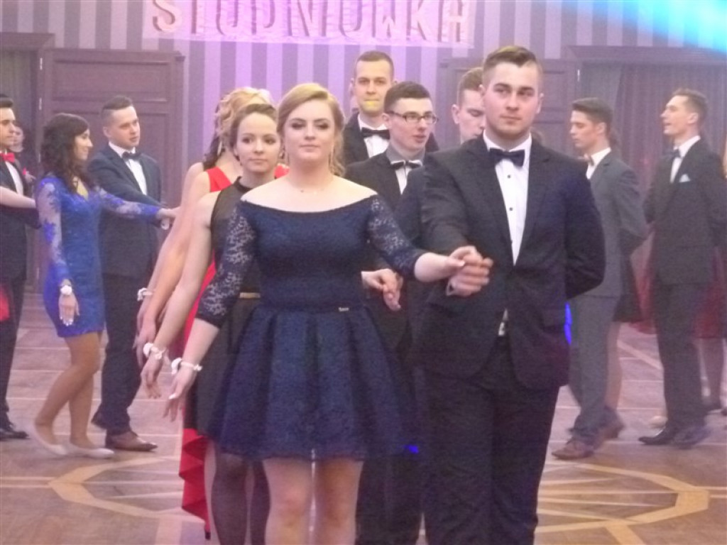 Maturzyści z ZSP 2 bawią się na studniówce