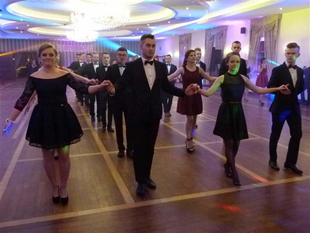 Maturzyści z ZSP 2 bawią się na studniówce