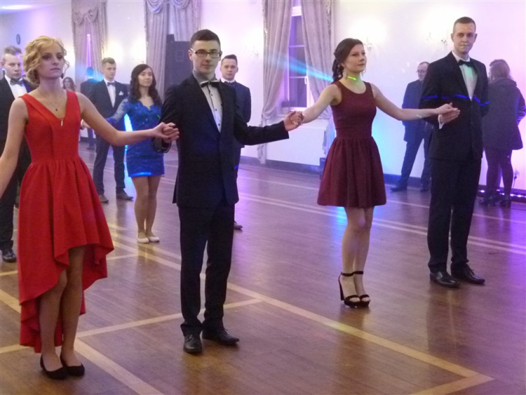 Maturzyści z ZSP 2 bawią się na studniówce