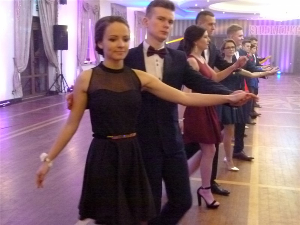 Maturzyści z ZSP 2 bawią się na studniówce