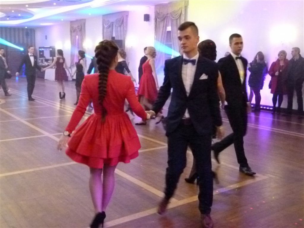 Maturzyści z ZSP 2 bawią się na studniówce