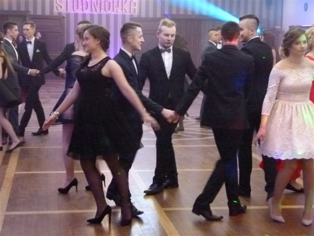 Maturzyści z ZSP 2 bawią się na studniówce