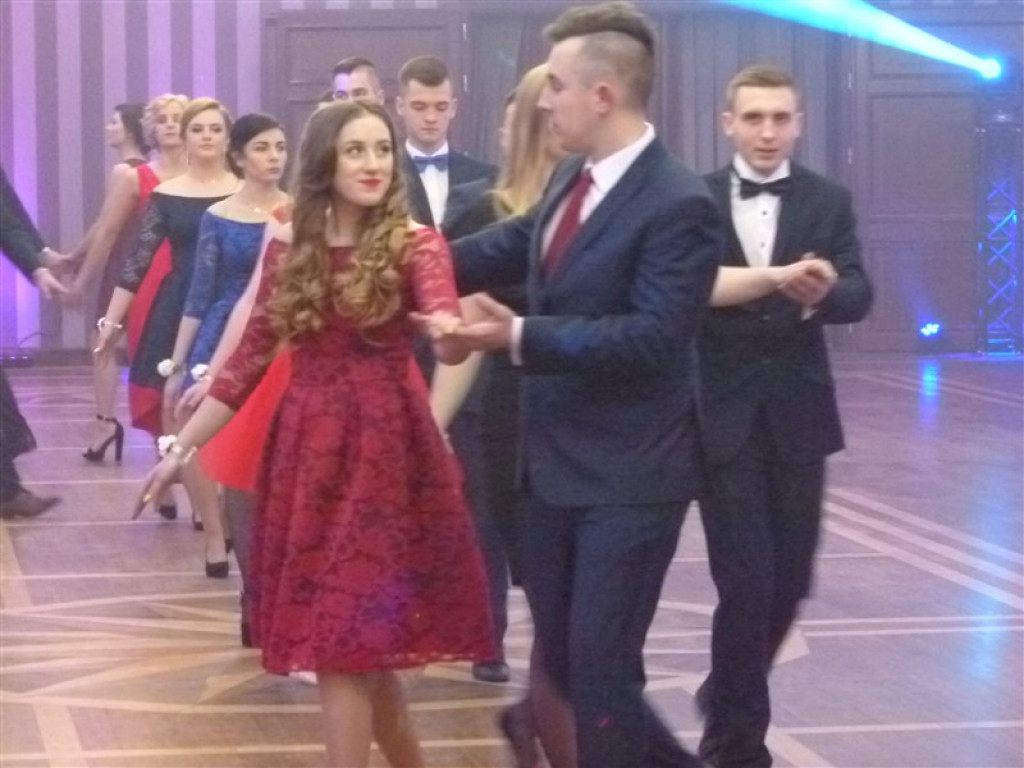 Maturzyści z ZSP 2 bawią się na studniówce