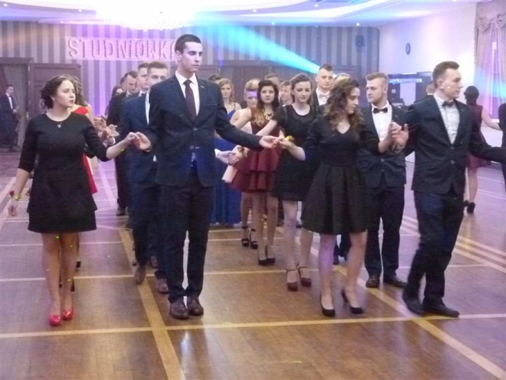 Maturzyści z ZSP 2 bawią się na studniówce