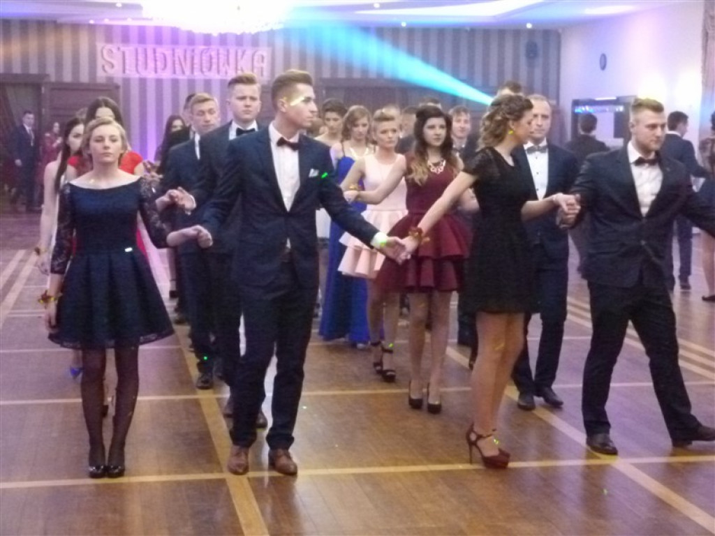 Maturzyści z ZSP 2 bawią się na studniówce
