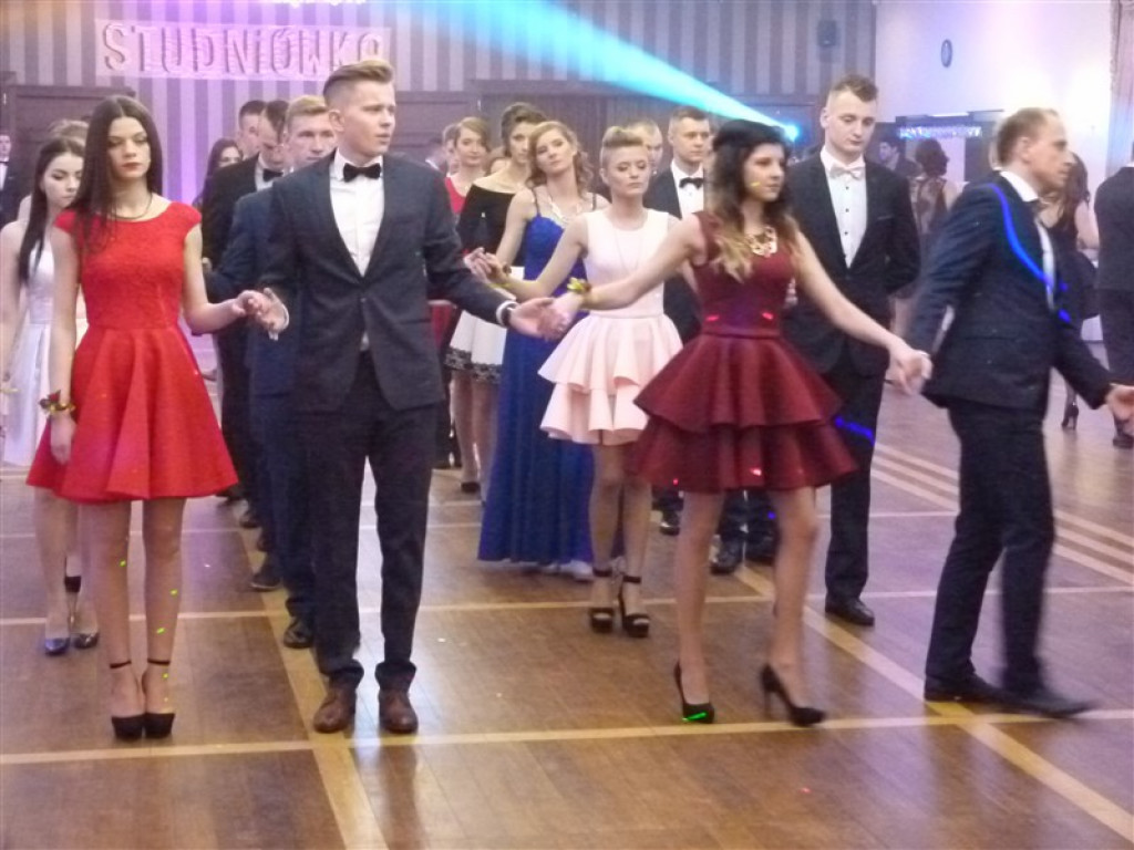 Maturzyści z ZSP 2 bawią się na studniówce