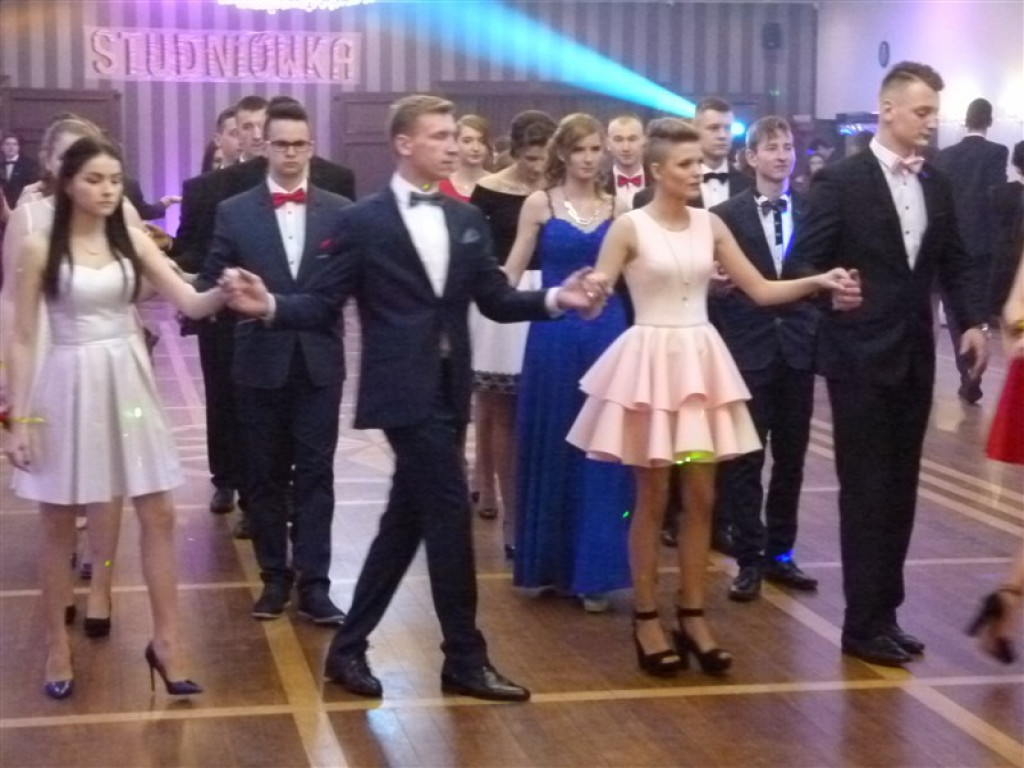 Maturzyści z ZSP 2 bawią się na studniówce