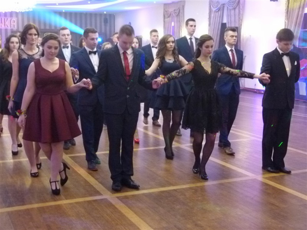 Maturzyści z ZSP 2 bawią się na studniówce