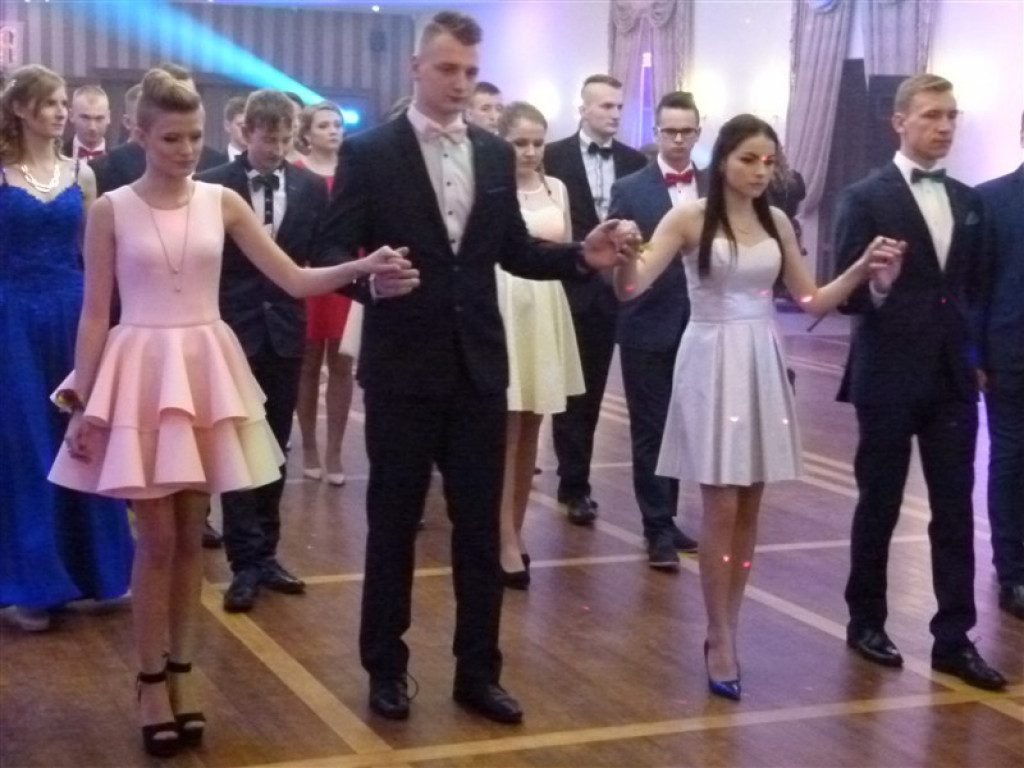 Maturzyści z ZSP 2 bawią się na studniówce