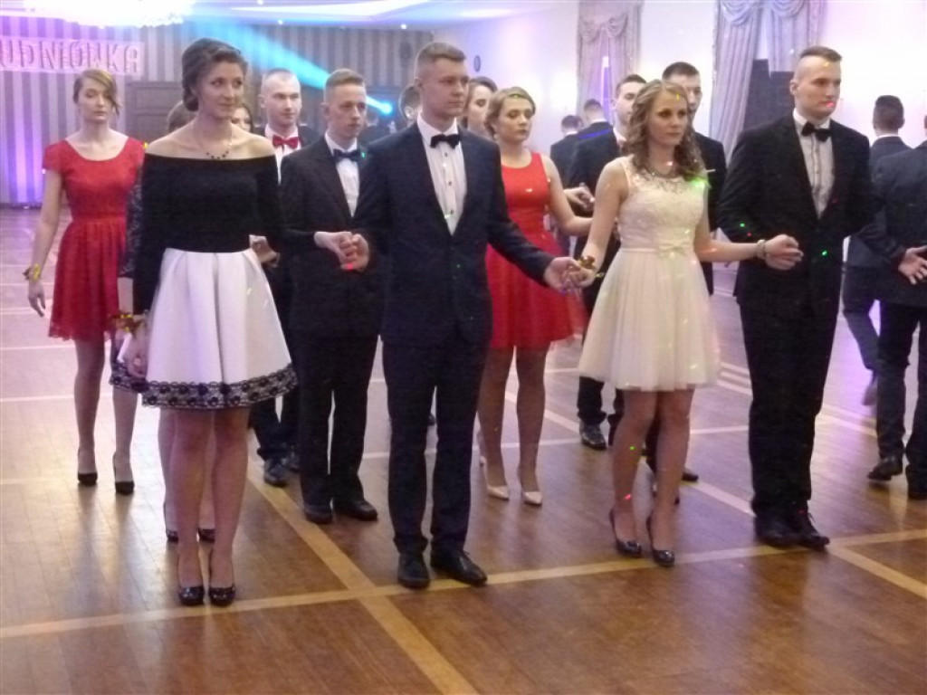 Maturzyści z ZSP 2 bawią się na studniówce