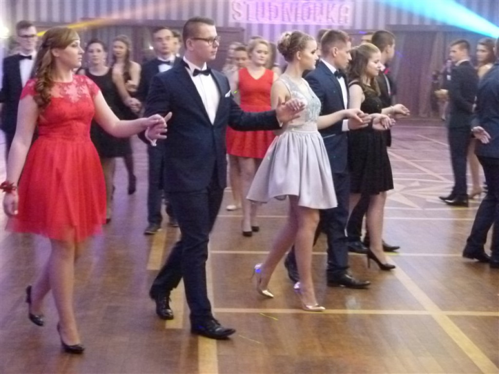 Maturzyści z ZSP 2 bawią się na studniówce